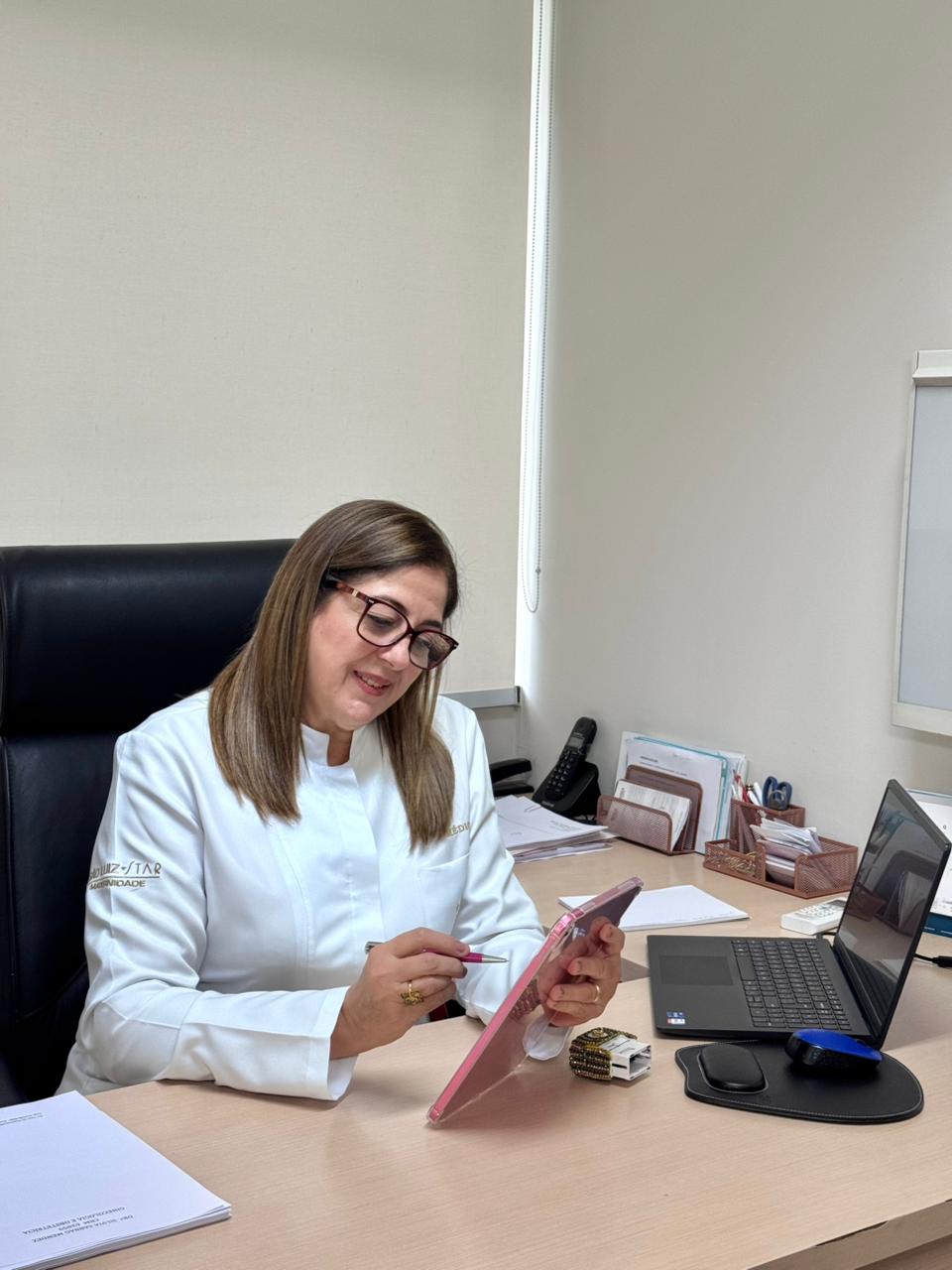 Dra. Silvia consultando